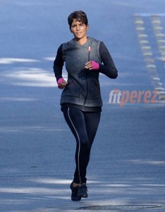 halle-berry-goes-for-a-run-on-set-of-extent__oPt