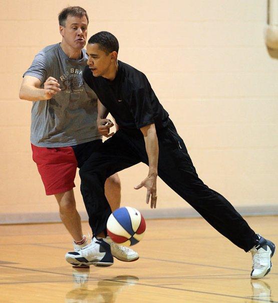 Barack-Obama-playing-basketball